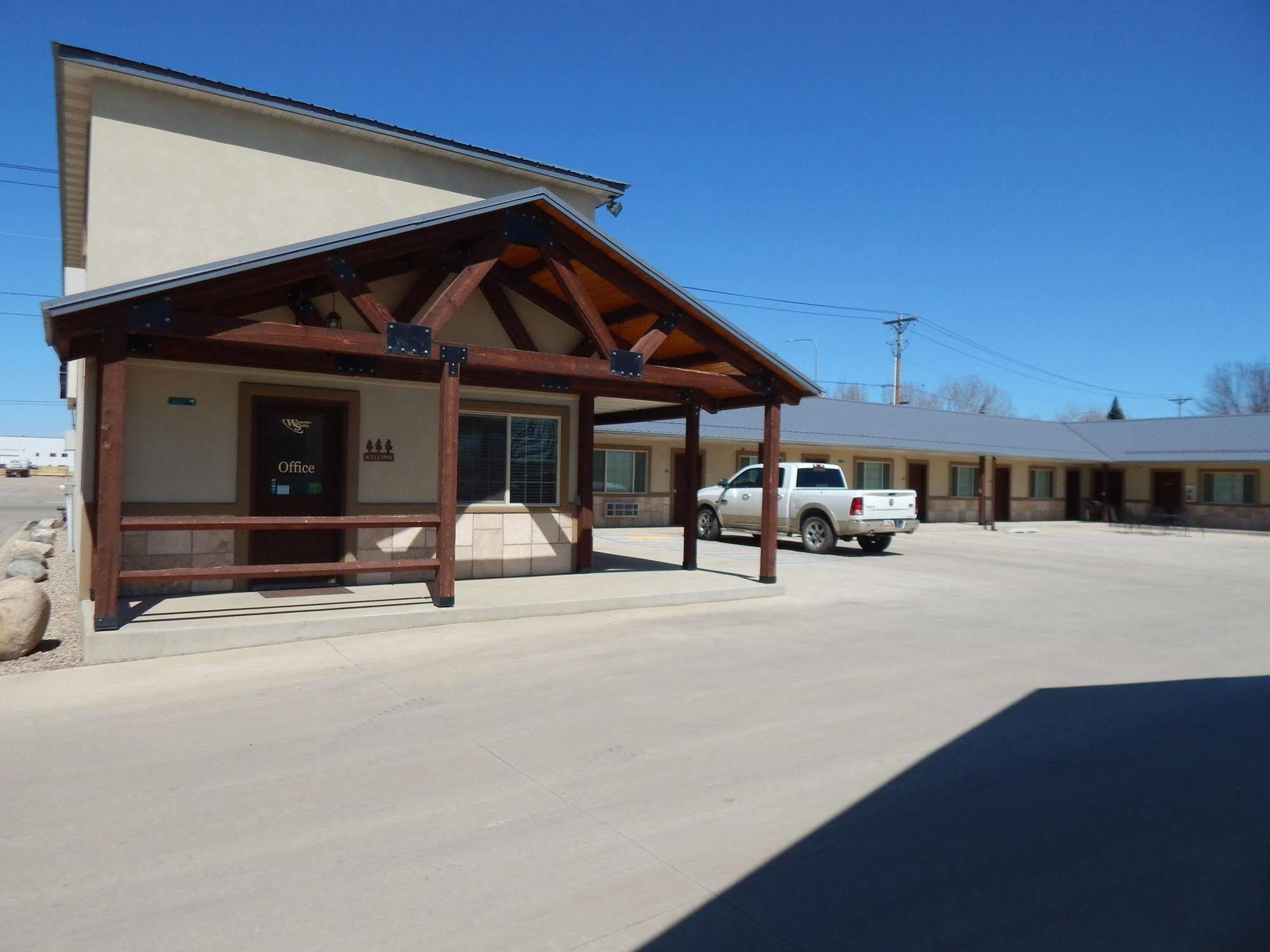 Winterton Suites Williston Eksteriør bilde